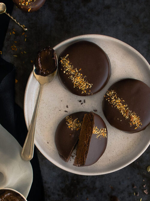 Alfajor de harina de cacao con dulce de leche y cardamomo